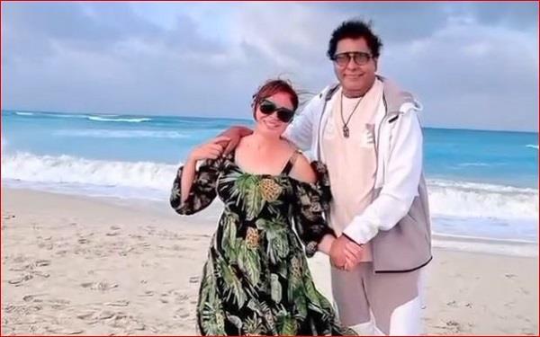 إلهام شاهين تخطف الأنظار بإطلالة صيفية أنيقة خلال عطلتها مع محمد منير