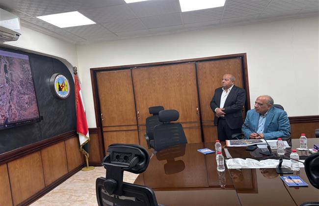 وزير الكهرباء يتفقد مرافق شركة القناة لتوزيع الكهرباء ويشيد بخطط التطوير والتحول الرقمي