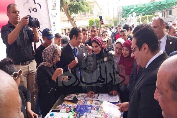 جيم بلياردو .. رئيس جامعة القاهرة يلعب مع الطلاب فى أول أيام الدراسة