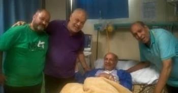 نقيب المهن التمثيلية أشرف زكي يزور الفنان عيد أبو الحمد بعد أزمته الصحية