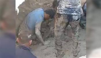 العراق.. مشهد مخيف لتربة طينية تبتلع عمالًا أثناء صيانة أنبوب ماء