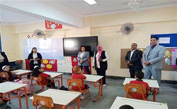 نائب محافظ البحر الأحمر ومديرة التربية والتعليم بالمحافظة تتابعان انتظام الدراسة في يومها الأول