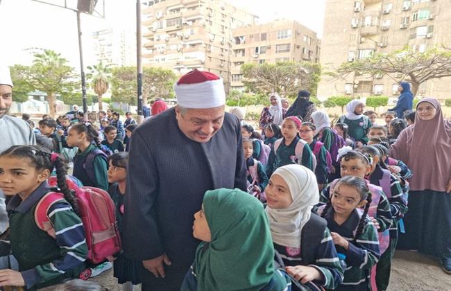رئيس قطاع المعاهد الأزهرية يتفقد مجمع مدينة نصر في أول أيام العام الدراسي الجديد