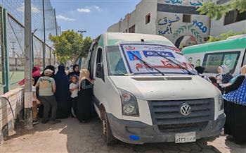 توقيع الكشف الطبي على 305 مرضى بقافلة طبية بمركز شباب العبور ببني سويف