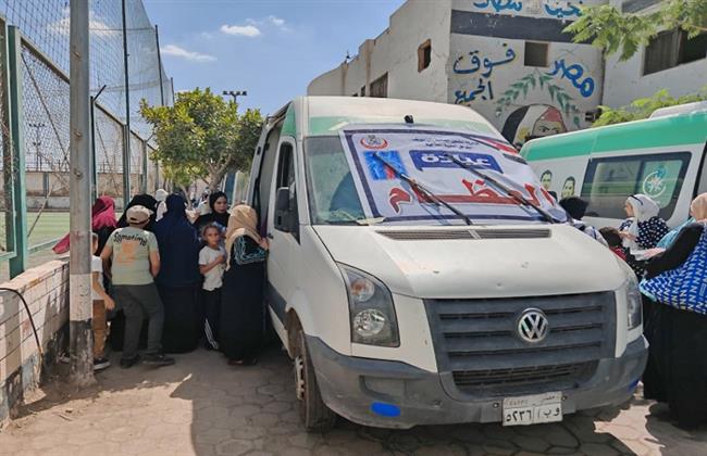 توقيع الكشف الطبي على 305 مرضى بقافلة طبية بمركز شباب العبور ببني سويف