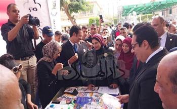 جيم بلياردو .. رئيس جامعة القاهرة يلعب مع الطلاب فى أول أيام الدراسة
