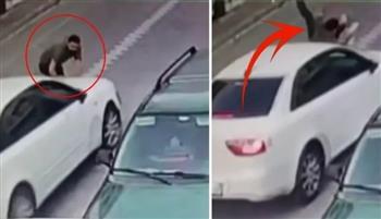 لحظة بطولية.. أب يلقي نفسه أمام سيارة ليحمي طفله من الموت