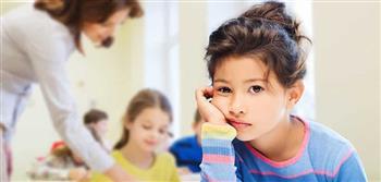 بالاستماع والحديث واجهي مشكلات طفلك في المدرسة