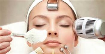 مركز تجميل أم عيادة طبية.. كيف تختارين الأنسب لبشرتك؟