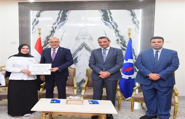وزير العمل ومحافظ السويس يٌسلمان 81 عقد عمل لشباب المحافظة