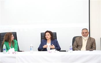 نائب محافظ البحر الأحمر تشهد حلقة نقاشية حول آليات تعزيز التكيف مع التغيرات المناخية 