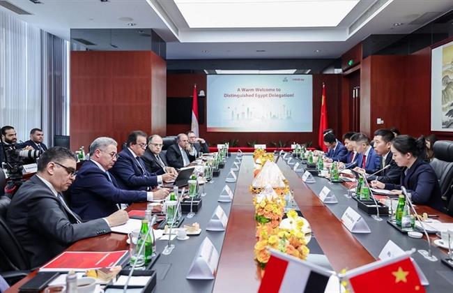 عبد الغفار يوجه بالإسراع في خطوات التصنيع المحلي للأجهزة الطبية