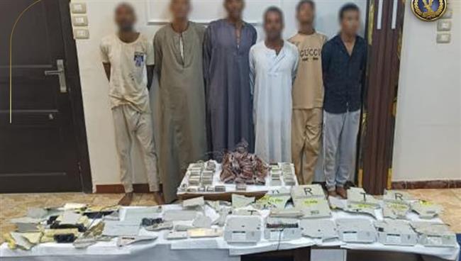 سقوط المتهمين بسرقة صناديق توزيع كهرباء الإشارات في قنا