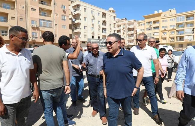 محافظ البحر الأحمر يوقف تعدياً على شارع المصالح ويأمر بإزالته