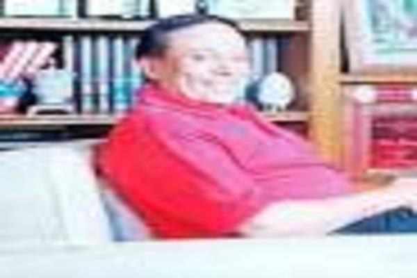 الزعيم عادل إمام يشارك جمهوره بصورة من أرشيف الذكريات 
