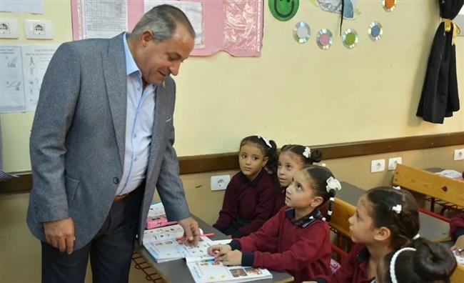 محافظ بورسعيد يتفقد عددًا من المدارس بحي الضواحي