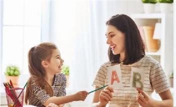 في الأسبوع الأول للدراسة.. كيف تتابعين مستوى طفلك دون أن يشعر بالضغط؟| خاص