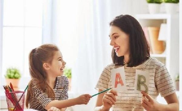 في الأسبوع الأول للدراسة.. كيف تتابعين مستوى طفلك دون أن يشعر بالضغط؟| خاص
