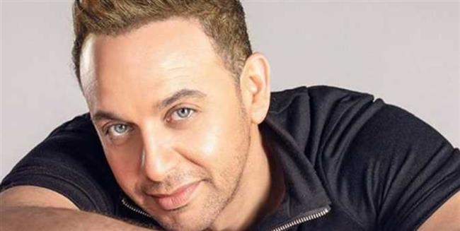 مصطفى قمر يشوق جمهوره لـ«قمر 25»