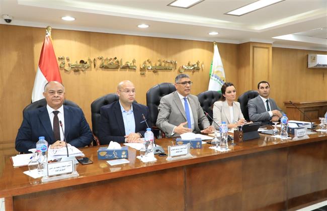 محافظ الجيزة يشدد على استكمال طلاء واجهات 482 مدرسة بالأحياء والمراكز والمدن 