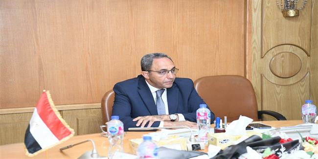 محافظ قنا يبحث مع المستثمرين خطة تسويق المناطق الصناعية لتعزيز فرص الاستثمار