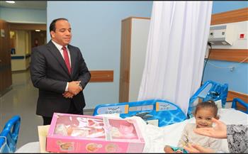في إطار المسؤولية المجتمعية.. د. عبد المنعم السيد يزور مستشفى الناس ويوزع الهدايا على الأطفال