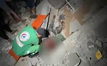 استشهاد 4 فلسطينيين وإصابة آخرين جراء استهداف الاحتلال منزلا في مخيم الشاطئ غرب غزة  