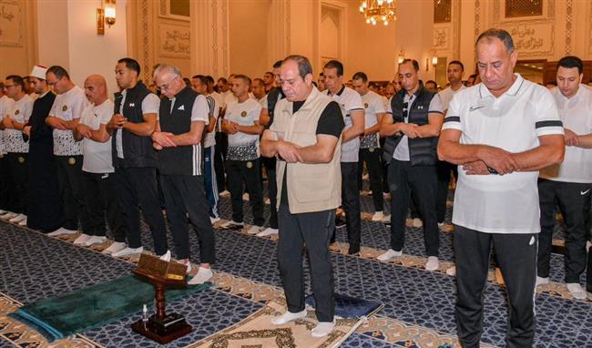 الرئيس السيسي يتفقد الأكاديمية العسكرية ويؤدي صلاة الفجر مع الطلاب
