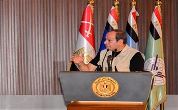 الرئيس السيسي يتفقد الأكاديمية العسكرية ويؤدي صلاة الفجر مع الطلاب.