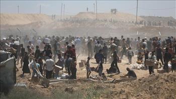 استشهاد 10 فلسطينيين من منتظري المساعدات برصاص الاحتلال وسط غزة