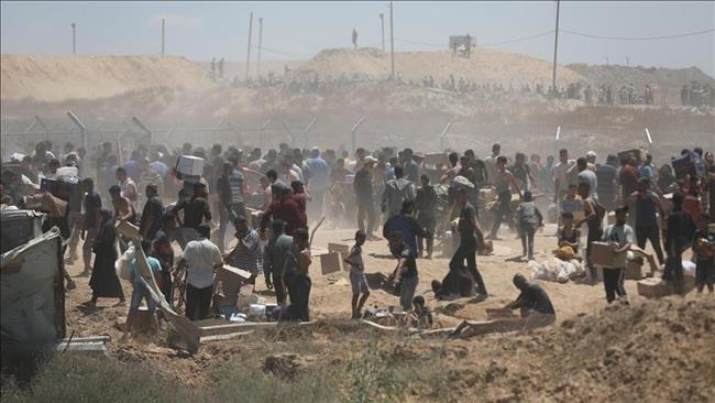 استشهاد 10 فلسطينيين من منتظري المساعدات برصاص الاحتلال وسط غزة