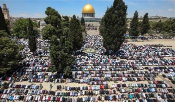 عشرات الآلاف يؤدون صلاة الجمعة بالأقصى وسط تشديدات عسكرية إسرائيلية