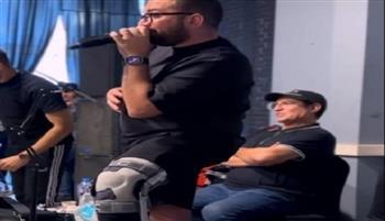 إصابة أحمد ثروت تشغل الجمهور أثناء بروفة حفل والده