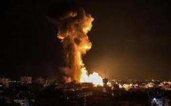 جيش الاحتلال يستهدف منزلًا يؤوي نازحين في حي النصيرات