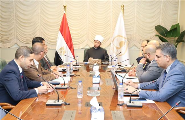 وزير الأوقاف يبحث مع قيادات الهيئة والمجموعة الوطنية تنمية استثمارات الوقف   