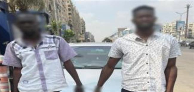 القبض على المتهمين بكسر زجاج السيارات لسرقتها في مدينه نصر