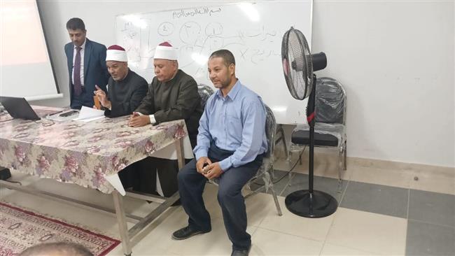 مدير عام منطقة البحر الأحمر الأزهرية يتابع سير التدريب على نظام الإجازات بالغردقة