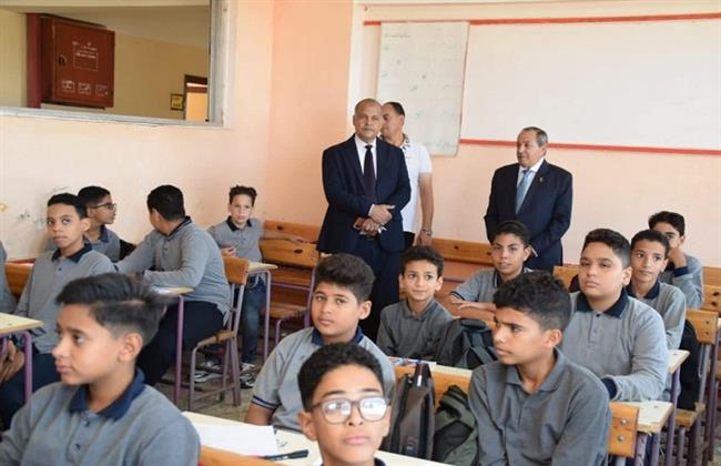 محافظ بورسعيد يتفقد مدرستي "الشهيد محمد مهران" و"الشهيد محمد الحسيني" لمتابعة انتظام العملية التعليمية