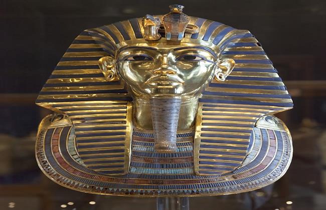 تعرف على قناع الملك توت عنخ آمون درّة المتحف المصري الكبير.. انفوجراف