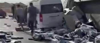 انقلاب سيارة نقل إثر تصادم مروع بين 3 سيارات بالطريق السياحي بالجيزة