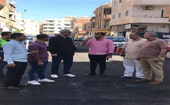 رئيس مدينة سفاجا يتفقد أعمال الرصف ضمن خطة تطوير البنية التحتية
