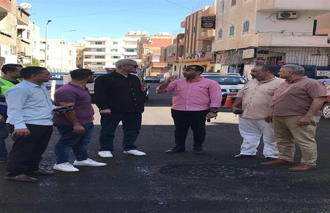 رئيس مدينة سفاجا يتفقد أعمال الرصف ضمن خطة تطوير البنية التحتية