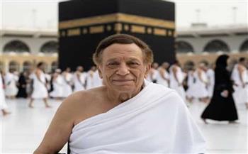 حقيقة صورة عادل إمام على كرسي متحرك أثناء أداء العمرة