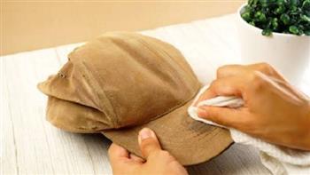 خدعة بغسالة الأطباق تعرفي على الطريقة الذكية لتنظيف قبعتك دون عناء
