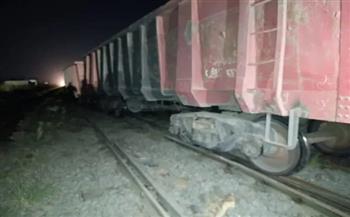 التحفظ على سائق قطار البضائع عقب خروج 7 عربات عن القضبان في بني سويف