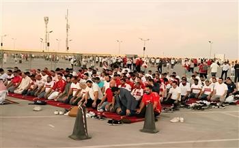 القمة 131.. الصلاه تجمع بين جماهير الزمالك و الأهلي قبل المواجهة