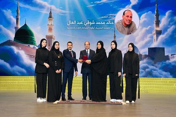 الرئيس السيسي يمنح نوط الاستحقاق من الطبقة الأولى للشهيد خالد عبد العال سائق شاحنة وقود العاشر من رمضان