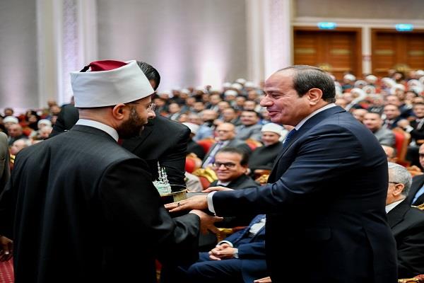 وزير الأوقاف يقدم هدية تذكارية للرئيس السيسي خلال احتفالية المولد النبوي
