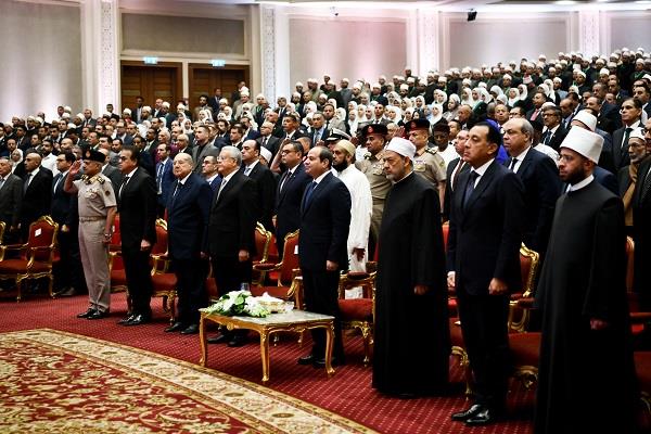 الرئيس السيسي يستمع للسلام الوطني في ختام احتفالية الأوقاف بالمولد النبوي