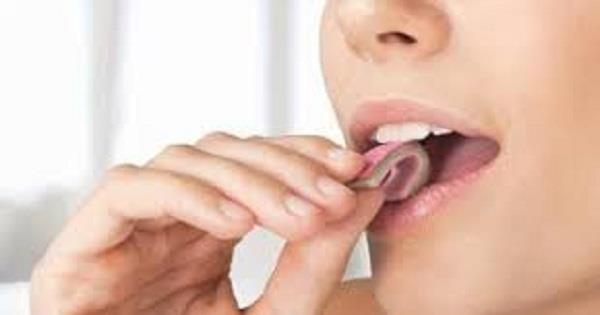 هل مضغ العلكة يساهم في نحت الفكين؟.. خبراء التجميل يوضحون